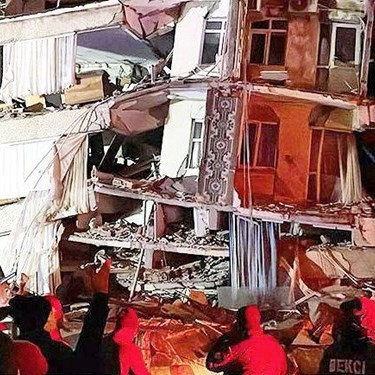 ریزش ساختمان 7 طبقه در منطقه شانلی اورفا ترکیه در پی زلزله 7.8 ریشتری +فیلم