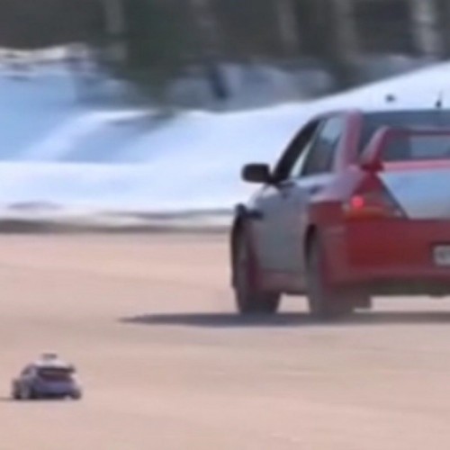 (فیلم) رقابت میان ماشین کنترلی و خودرو مسابقه 