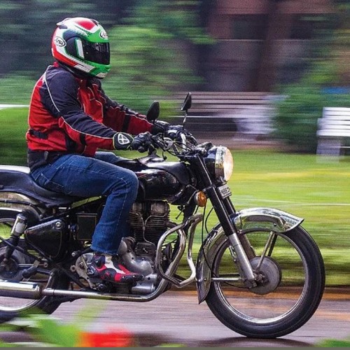(فیلم) شاخ به شاخ دو موتورسیکلت در هند 