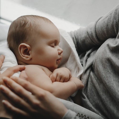 شیر خوردن نوزاد از یک سینه و راهکارهایی برای رفع آن