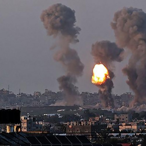 (فیلم) شوکه شدن یک کودک فلسطینی از بمباران مهیب غزه 