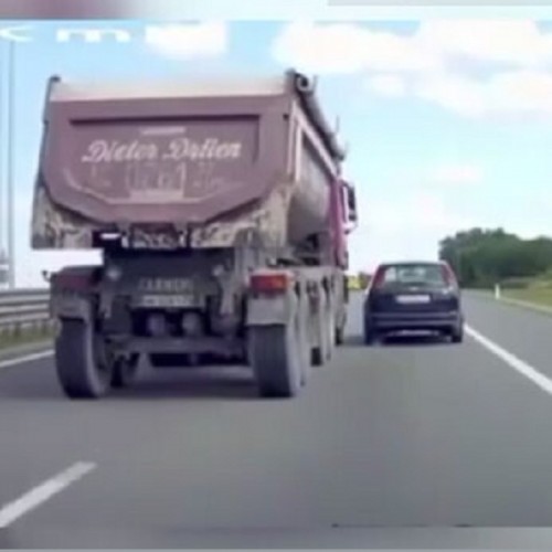 (فیلم) سوخت‌گیری عجیب و خطرناک یک کامیون در جاده