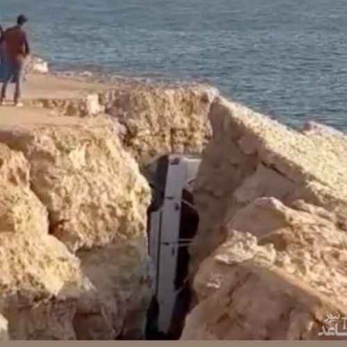 (فیلم) سقوط عجیب پراید بین صخره‌های ساحلی عسلویه