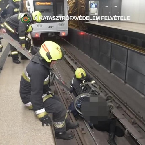 (فیلم) سقوط دردناک یک ویلچرنشین روی ریل مترو