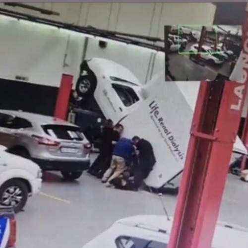(فیلم) سقوط هولناک یک خودروی وانت روی تعمیرکار 