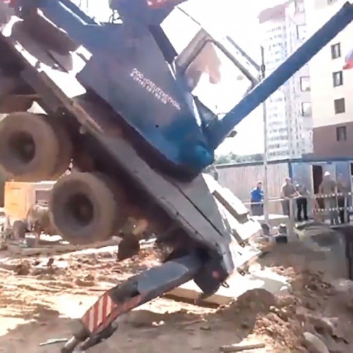 (فیلم) سقوط جرثقیل هنگام بلند کردن بیل مکانیکی