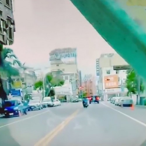 (فیلم) سقوط ناگهانی یک هتل در حال ساخت در خیابان