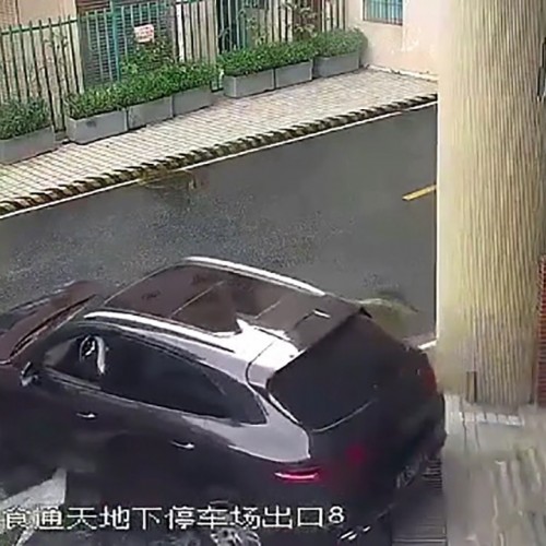 (فیلم) سقوط پورشه پس از خروج از پارکینگ