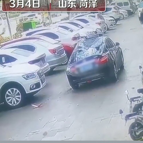 (فیلم) سقوط توپ فلزی روی ماشین