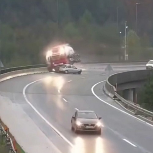 (فیلم) سقوط تریلی حامل بنزین از روی پل 
