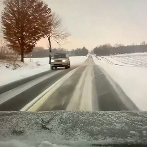 (فیلم) سر خوردن یک اتومبیل در جاده یخ زده 