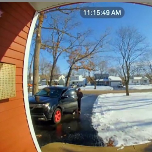 (فیلم) سر خوردن یک ماشین در حالت پارک شده در خیابان یخ زده