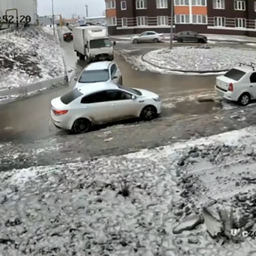 سر خوردن کامیونت در خیابان یخ زده +فیلم