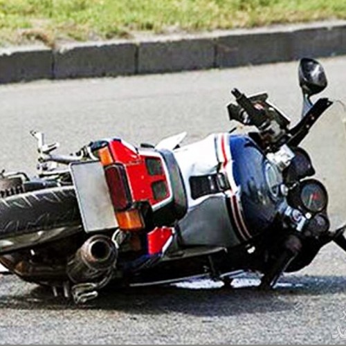 (فیلم) سرعت بالای یک موتورسیکلت، حادثه آفرین شد
