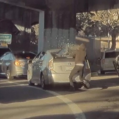 (فیلم) سرقت عجیب از یک ماشین در ترافیک