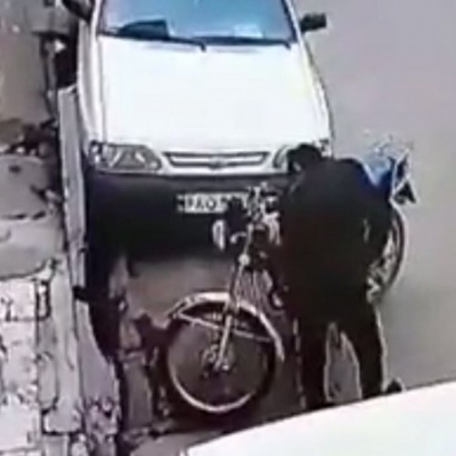 (فیلم) سرقت دیدنی یک موتور سیکلت در کمال خونسردی
