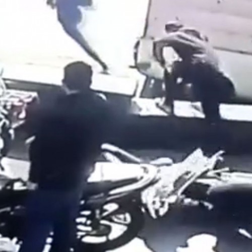 (فیلم) سرقت حرفه‌ای از یک موتورسوار در پمپ بنزین
