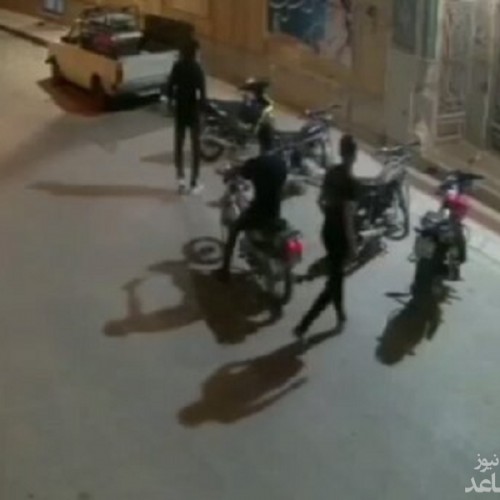 (فیلم) سرقت موتورسیکلت مقابل یک مسجد
