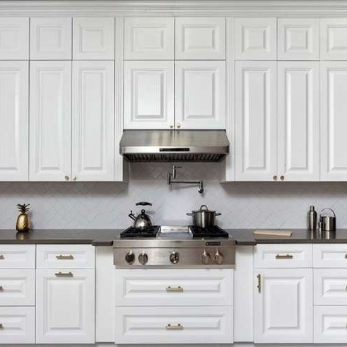 طراحی داخلی آشپزخانه با کابینت های  سفید
