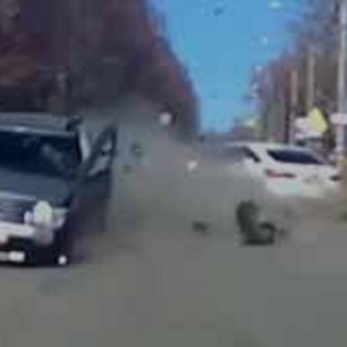(فیلم) تصادف وحشتناک ۲ خودرو در یک خیابان