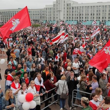 ده ها هزار نفر در مینسک بلاروس بر علیه لوکاشنکو تظاهرات کردند