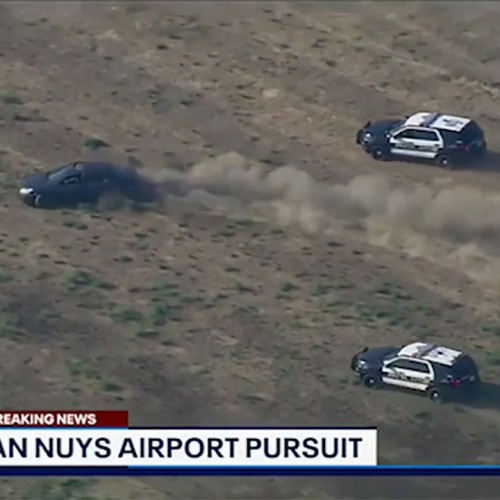 (فیلم) تعقیب و گریز عجیب چند ماشین پلیس و یک خودرو در باند فرودگاه!