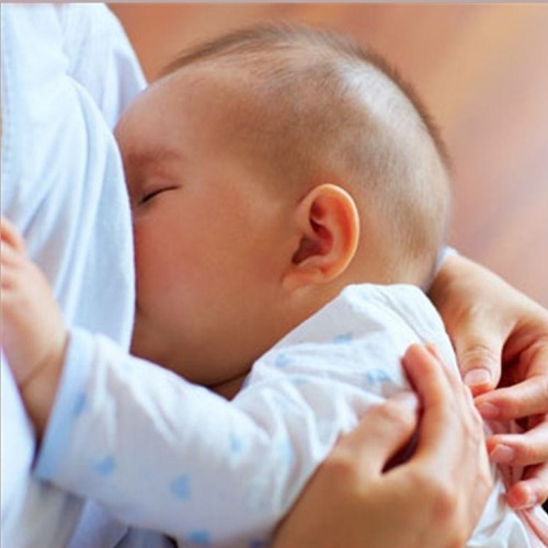 مهمترین دلایل عرق کردن نوزادان هنگام شیر خوردن