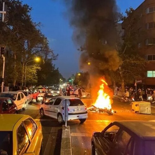 تلخ‌ترین اعتراضات در شهرها/ یک پلیس را در مشهد آتش زدند/ آتش زدن مسجد و امامزاده در رشت و همدان