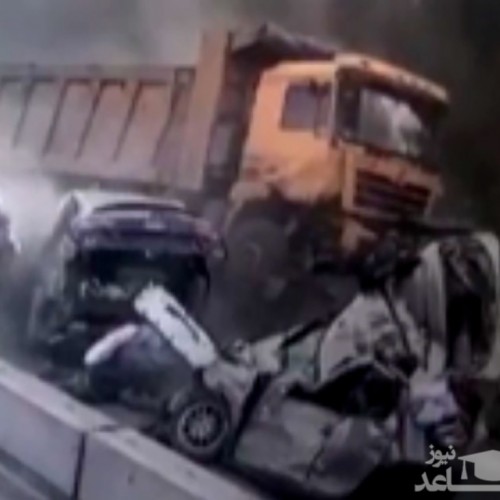 (فیلم) تصادف عجیب تریلی با دو خودرو پشت چراغ قرمز در اصفهان