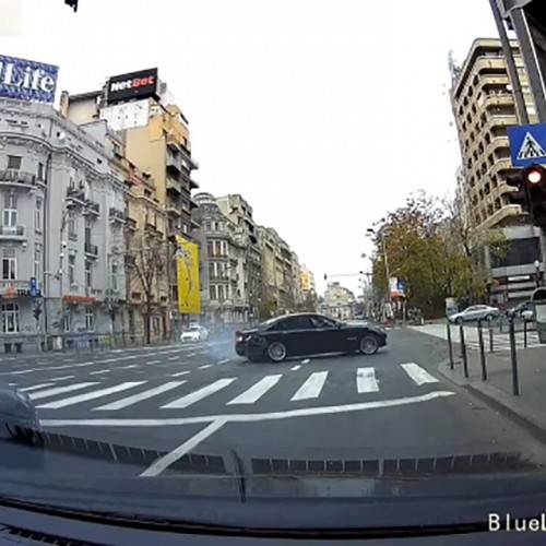 (فیلم) تصادف بی ام و با تیر چراغ راهنمایی و رانندگی 