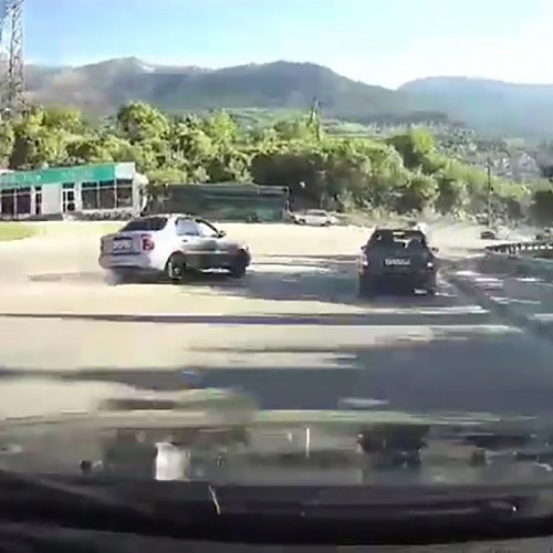 (فیلم) تصادف دو خودرو در پیچ جاده