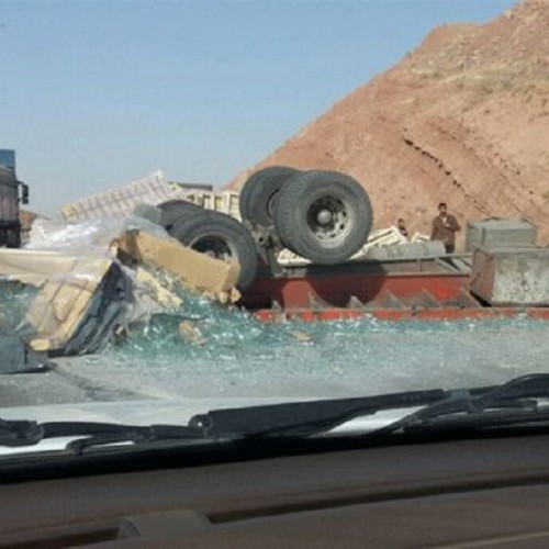 (فیلم) تصادف هولناک تریلی حامل چندین دستگاه پژو پارس در شیراز