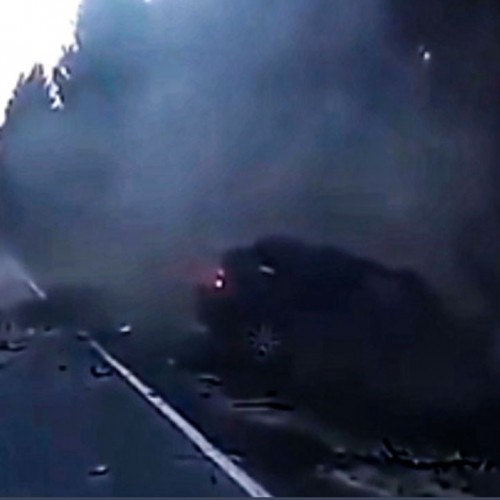 (فیلم) تصادف خوفناک و شاخ به شاخ دو خودرو در جاده