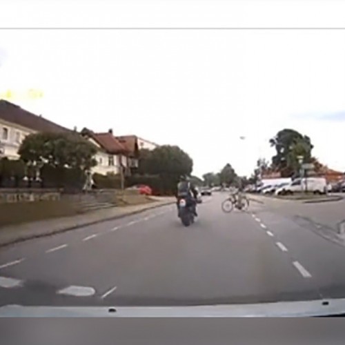 (فیلم) تصادف موتورسیکلت با دوچرخه 