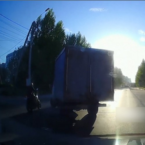 (فیلم) تصادف وحشتناک موتورسیکلت با کامیونت 
