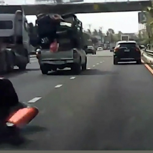 (فیلم) تصادف موتورسیکلت با صندلی در بزرگراه