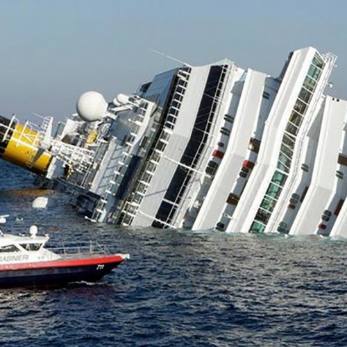 (فیلم) تصادف ناگهانی دو کشتی در میان آبها 