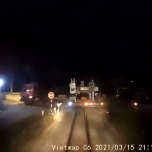 (فیلم) تصادف قطار با تریلی از زاویه نگاه لوکوموتیوران 