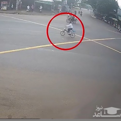 (فیلم) تصادف راکب دوچرخه که در چهارراه دور دور می کرد