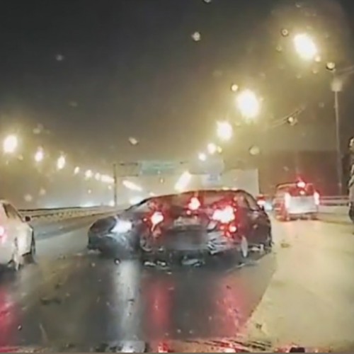 (فیلم) تصادف عجیب سه اتومبیل در بزرگراه 