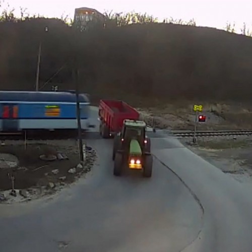 (فیلم) تصادف وحشتناک قطار با تراکتور 