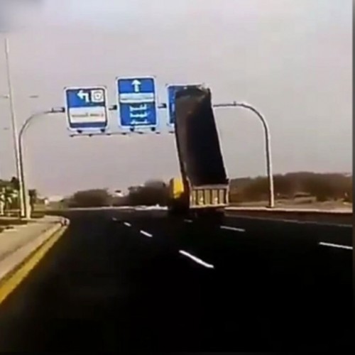 (فیلم) تصادف وحشت آور کامیون با تابلوی بزرگراه 