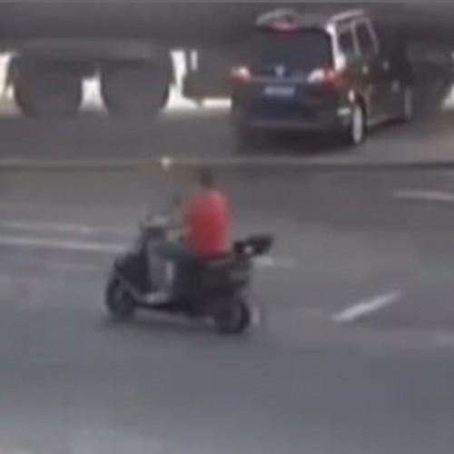 (فیلم) تصادف وحشت آور خودروی شاسی بلند با تریلی 