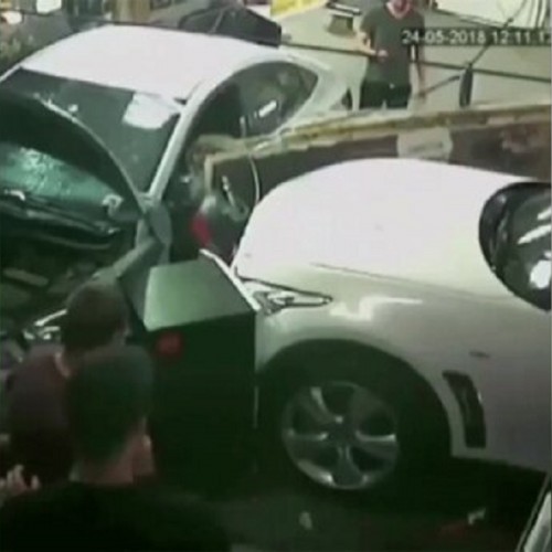 (فیلم) تصادف وحشتناک در تعمیرگاه خودرو و نجات معجزه‌آسای تعمیرکار