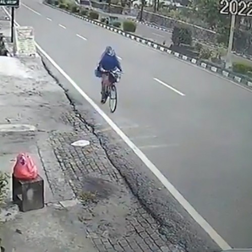 (فیلم) نجات معجزه آسای زن دوچرخه سوار از تصادف وحشتناک ون