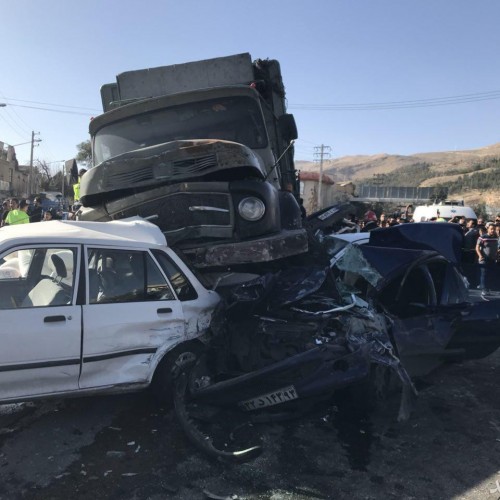 تصادف زنجیره‌ای ۱۱ خودرو در جاده شیراز - اصفهان