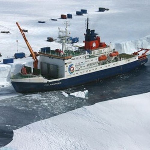 تصاویر آخر الزمانی از کشتی‌های یخ زده در یک دریاچه +فیلم