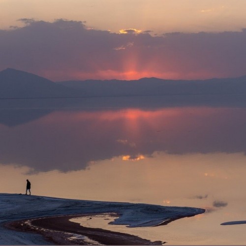(عکس) گردشگران در دریاچه ارومیه