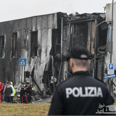 (تصاویر) سقوط هواپیما روی یک ساختمان در میلان ایتالیا