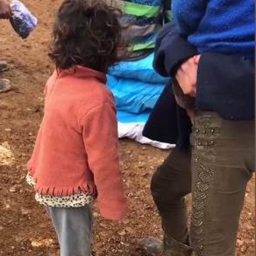 (فیلم) تصاویری دردناک از لرز کودک آواره سوری در سرما